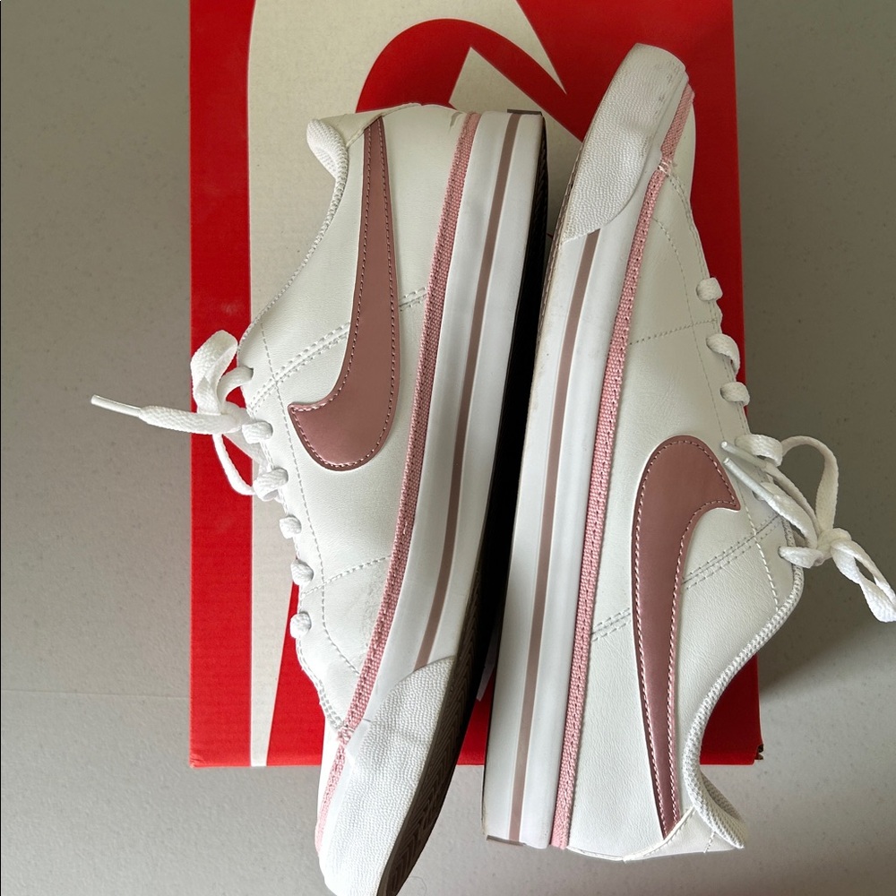 Nike court legacy. Boys size 7. Women’s 8.5. White/pink - Picture 5 of 8